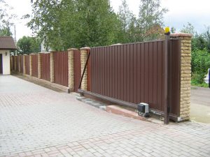 Откатные ворота в Луганске